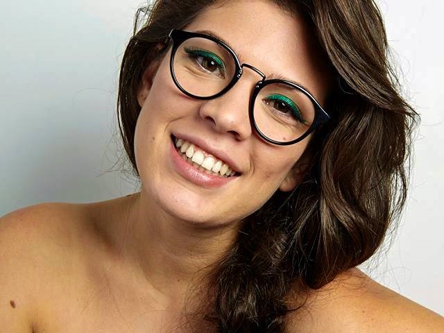 Maquiagem colorida destaca o olhar de quem usa óculos